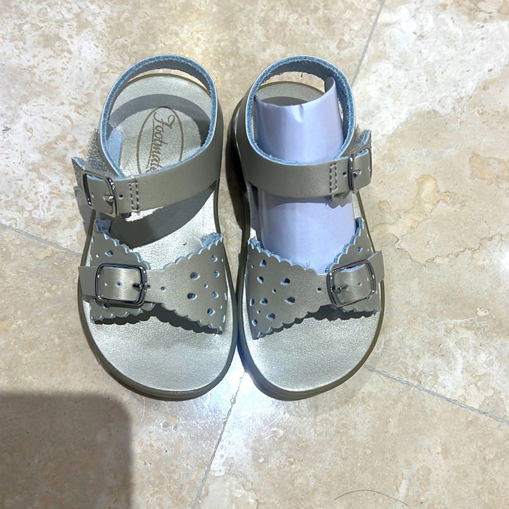 Formates unworn gold toddler sandals size 6